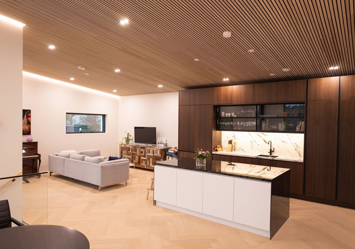 L'equilibrio dell'illuminazione si ottiene grazie alla disposizione simmetrica e all'abbinamento delle sorgenti luminose. © LedStore.fi